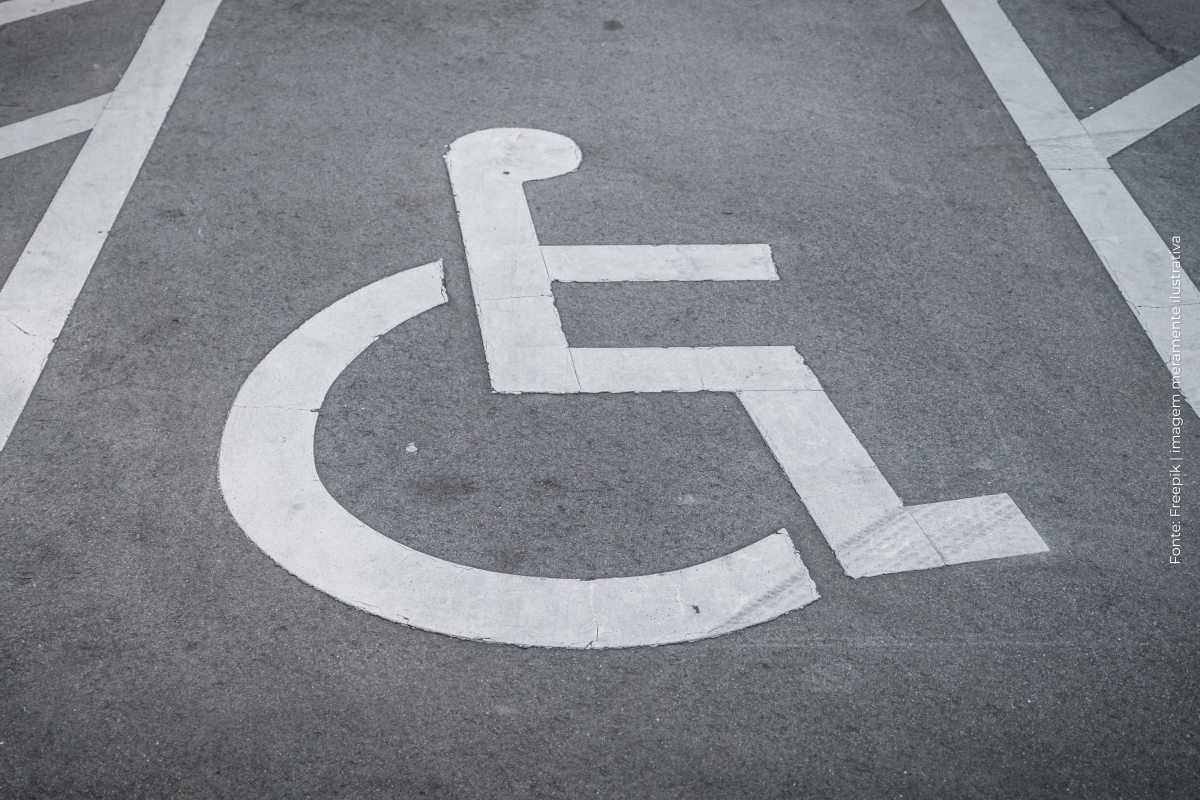 Cidadãos com fibromialgia e outras doenças invisíveis poderão estacionar em vagas para deficientes
