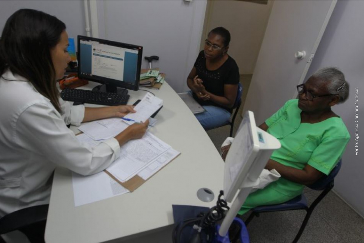 Idosos e deficientes poderão levar acompanhantes em exames e consultas Idosos e deficientes poderão levar acompanhantes em exames e consultas