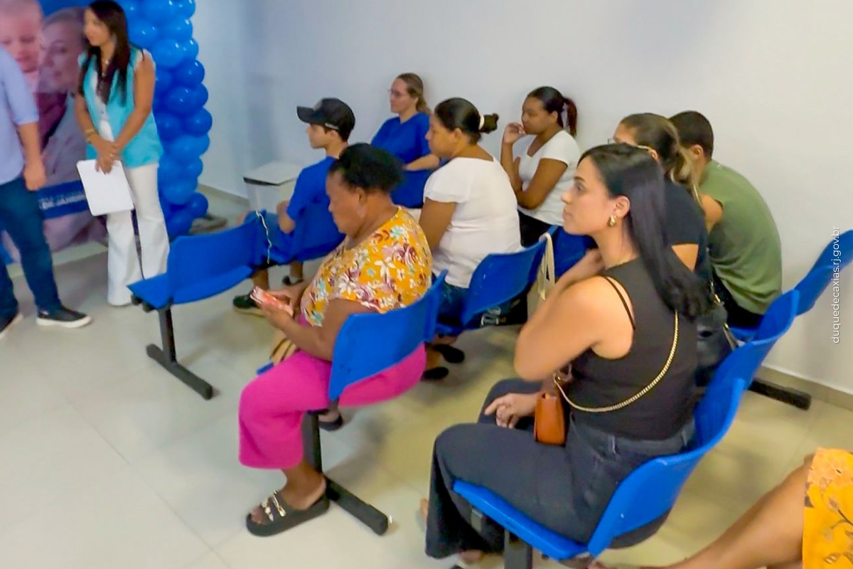 Prefeitura de Duque de Caxias entrega sensor que monitora nível de açúcar para adolescentes diabéticos tratados no Centro de Atenção Total ao Adolescente, CEATA