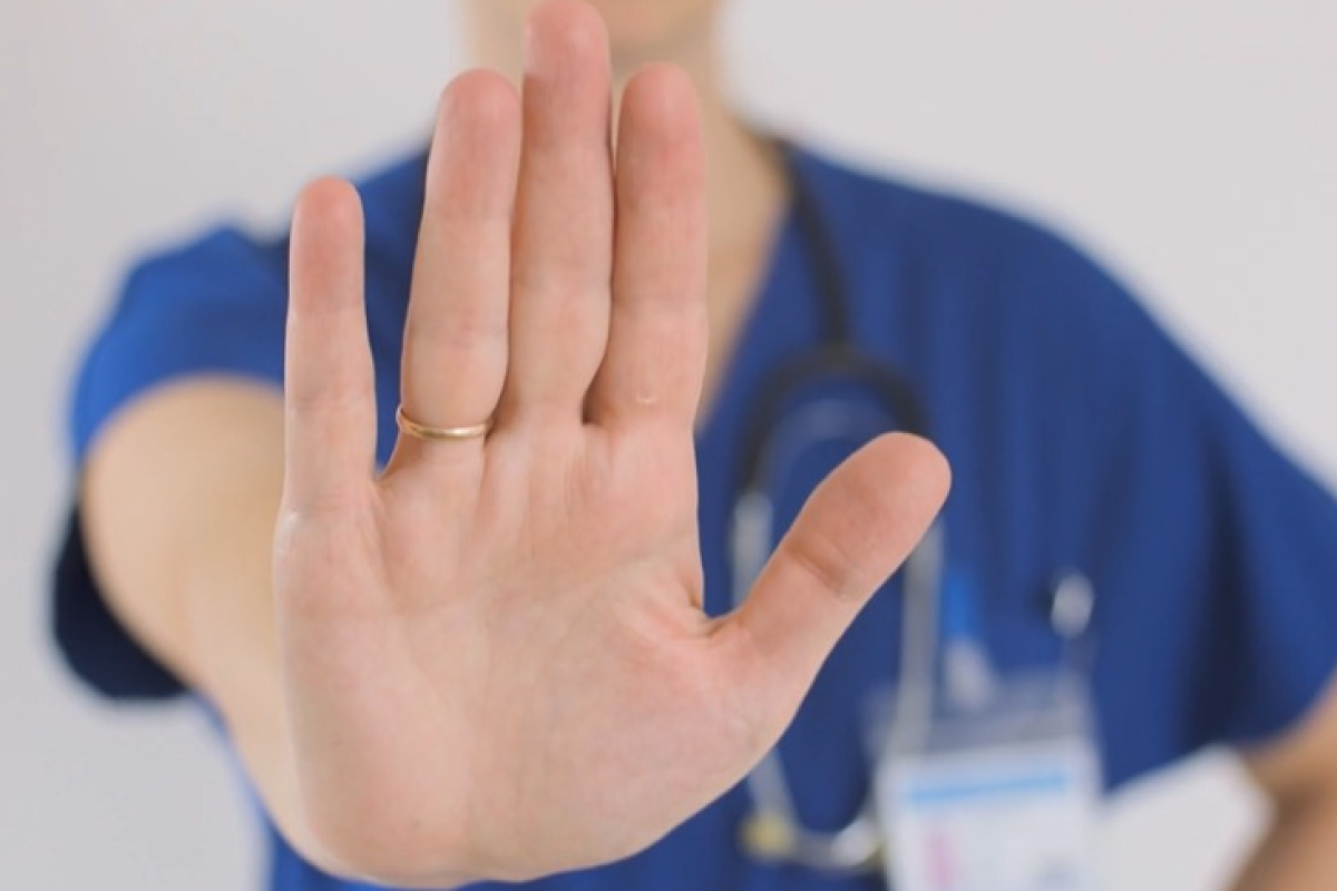 Quase 1.000 médicos sofreram agressões no exercício da profissão nos últimos sete anos no RJ, aponta Cremerj