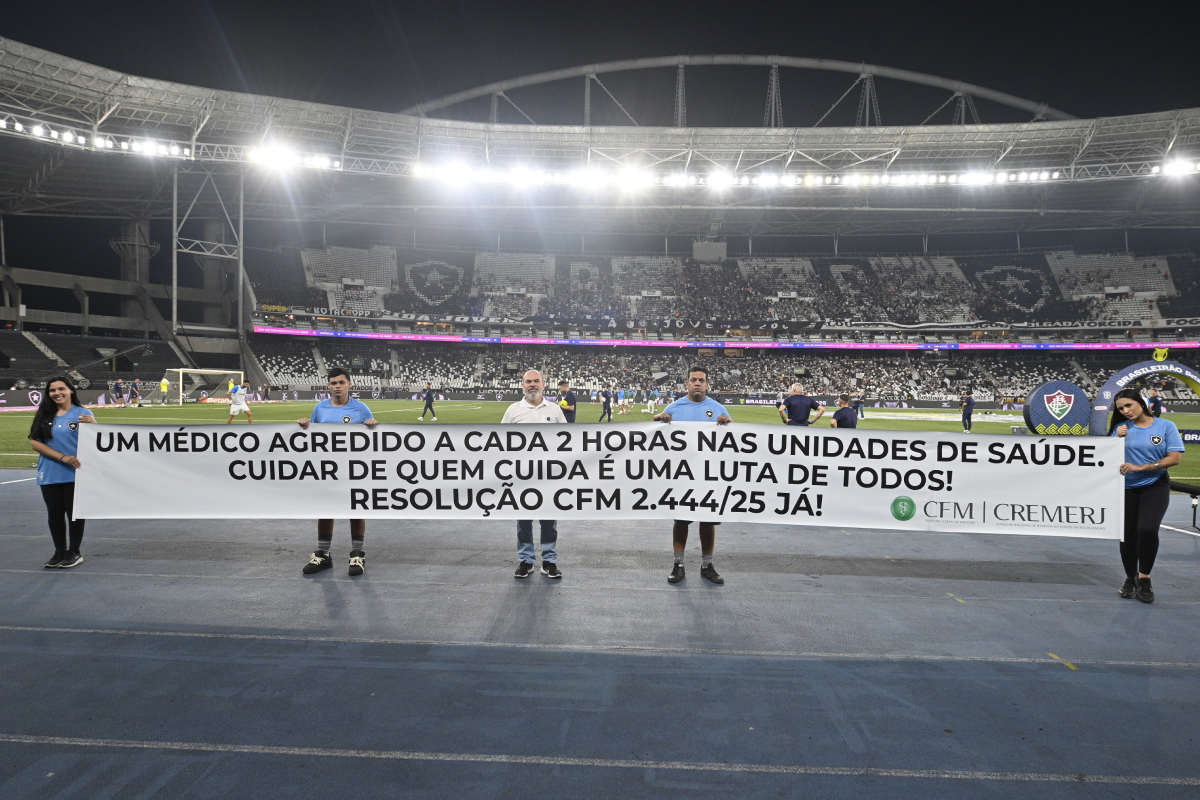 CREMERJ exibe faixa pela segurança dos médicos durante jogo entre Botafogo e Fluminense