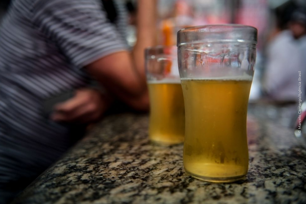 Álcool e cigarro podem causar cegueira, alertam especialistas